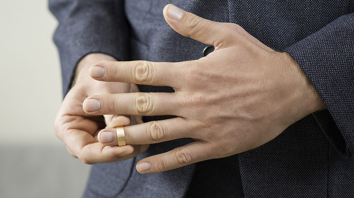 Man wearing yellow gold men's wedding ring